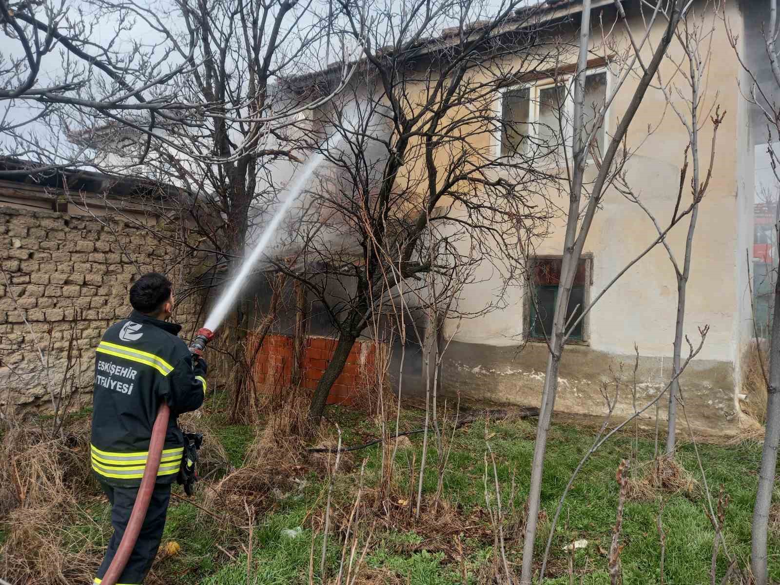 Günyüzü ilçesindeki yangında ev kullanılamaz hale geldi
