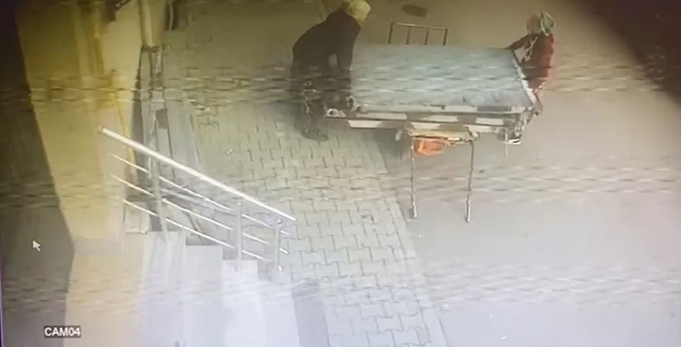 Güpegündüz hırsızlık: İki kadın dev panelleri çekçeke yükleyip götürdü
Güpegündüz hırsızlık: İki kadın dev panelleri çekçeke yükleyip götürdü