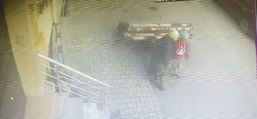 Güpegündüz hırsızlık: İki kadın dev panelleri çekçeke yükleyip götürdü
Güpegündüz hırsızlık: İki kadın dev panelleri çekçeke yükleyip götürdü