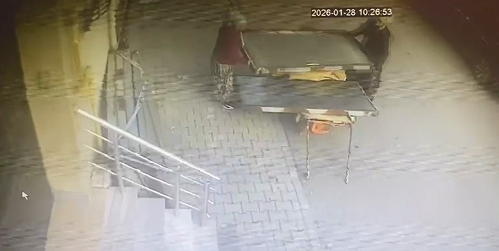 Güpegündüz hırsızlık: İki kadın dev panelleri çekçeke yükleyip götürdü
Güpegündüz hırsızlık: İki kadın dev panelleri çekçeke yükleyip götürdü