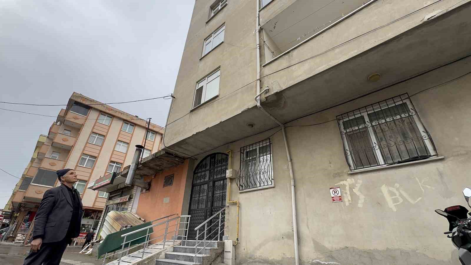 Güpegündüz hırsızlık: İki kadın dev panelleri çekçeke yükleyip götürdü
Güpegündüz hırsızlık: İki kadın dev panelleri çekçeke yükleyip götürdü