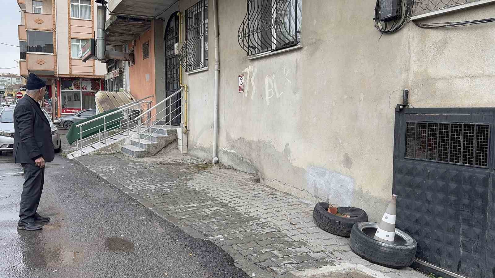 Güpegündüz hırsızlık: İki kadın dev panelleri çekçeke yükleyip götürdü
Güpegündüz hırsızlık: İki kadın dev panelleri çekçeke yükleyip götürdü