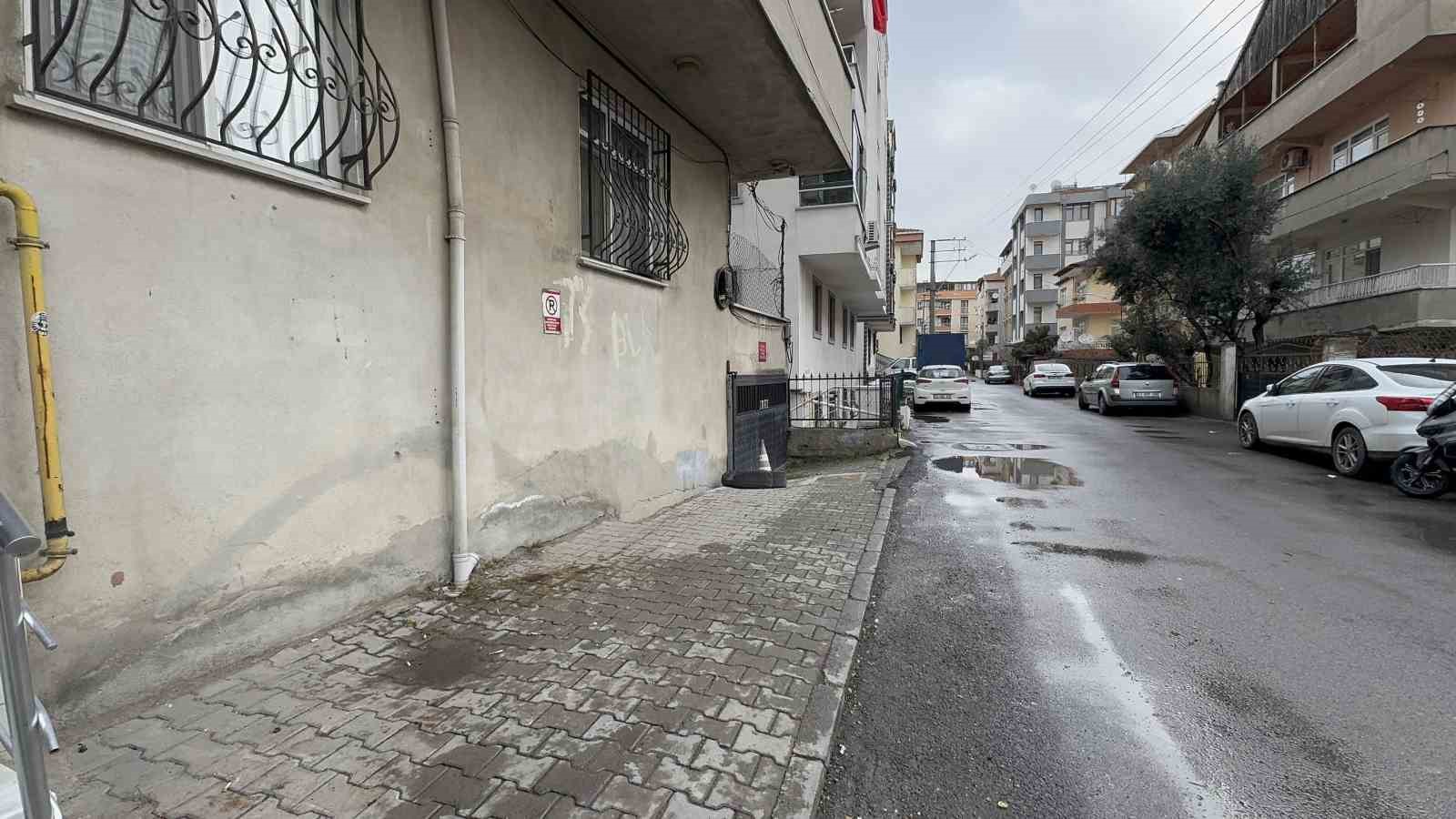 Güpegündüz hırsızlık: İki kadın dev panelleri çekçeke yükleyip götürdü
Güpegündüz hırsızlık: İki kadın dev panelleri çekçeke yükleyip götürdü