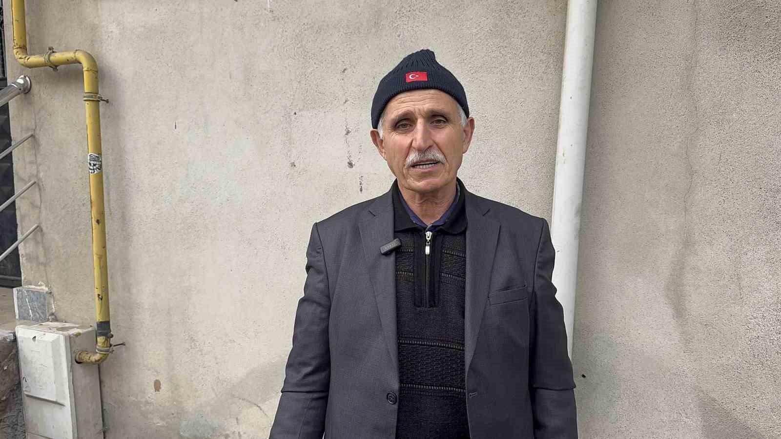 Güpegündüz hırsızlık: İki kadın dev panelleri çekçeke yükleyip götürdü
Güpegündüz hırsızlık: İki kadın dev panelleri çekçeke yükleyip götürdü