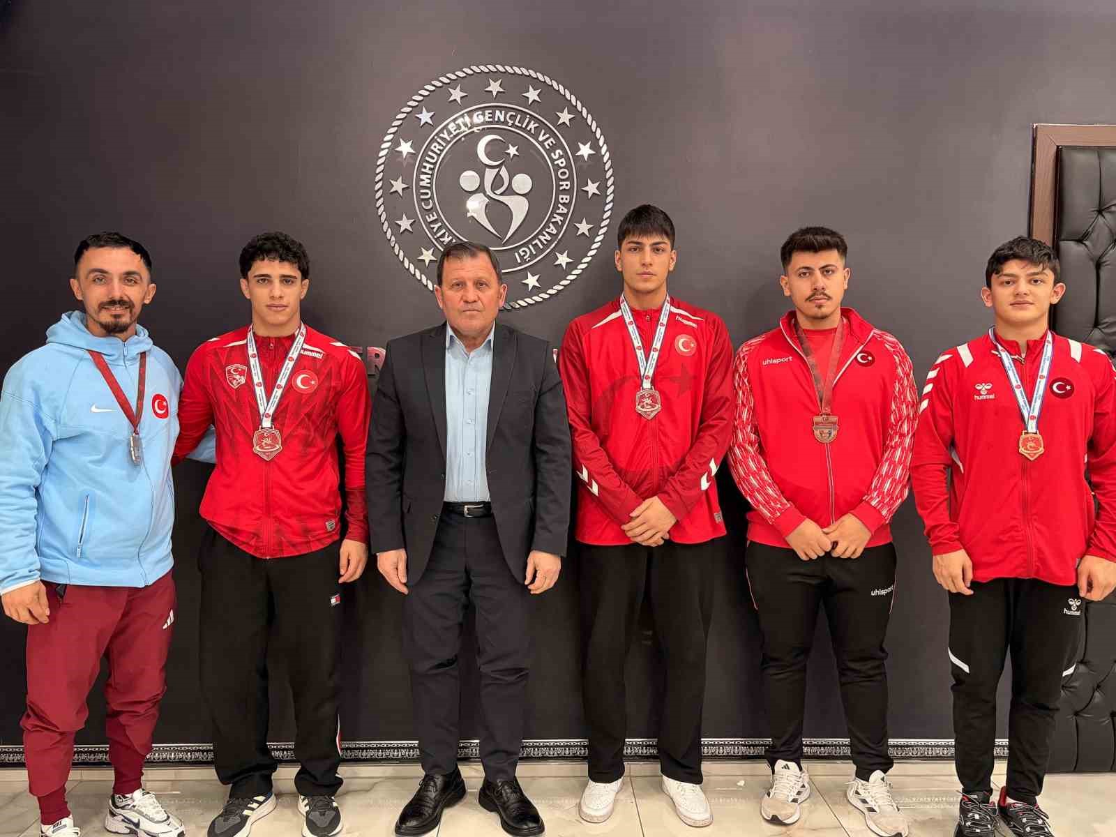 Güreş ve halter şampiyonlarından Kabakcı’ya ziyaret
