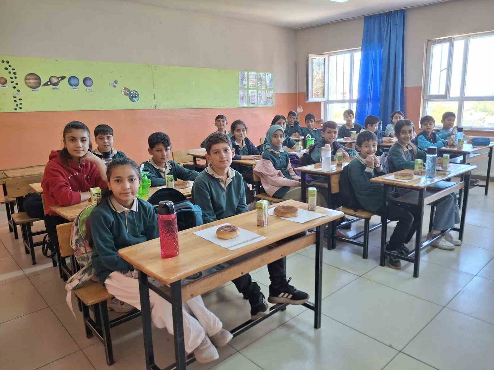 Güroymak’ta öğrencilere simit ve poğaça dağıtıldı
