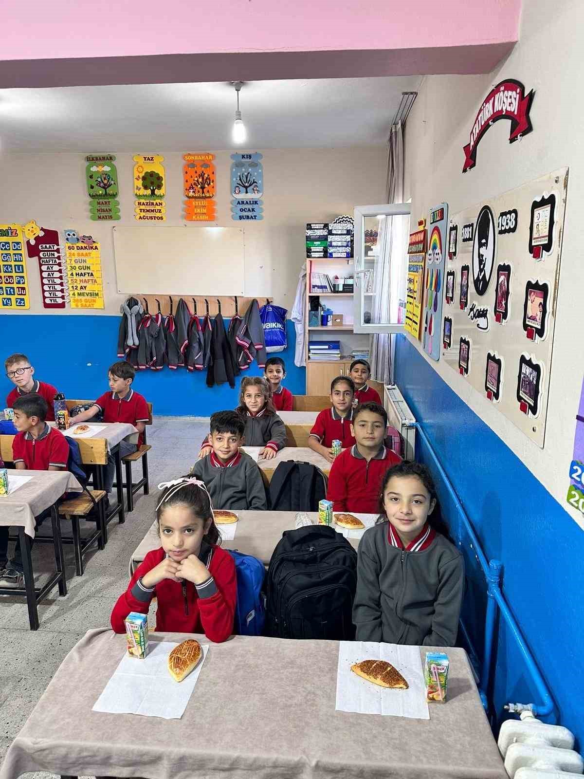 Güroymak’ta öğrencilere simit ve poğaça dağıtıldı
