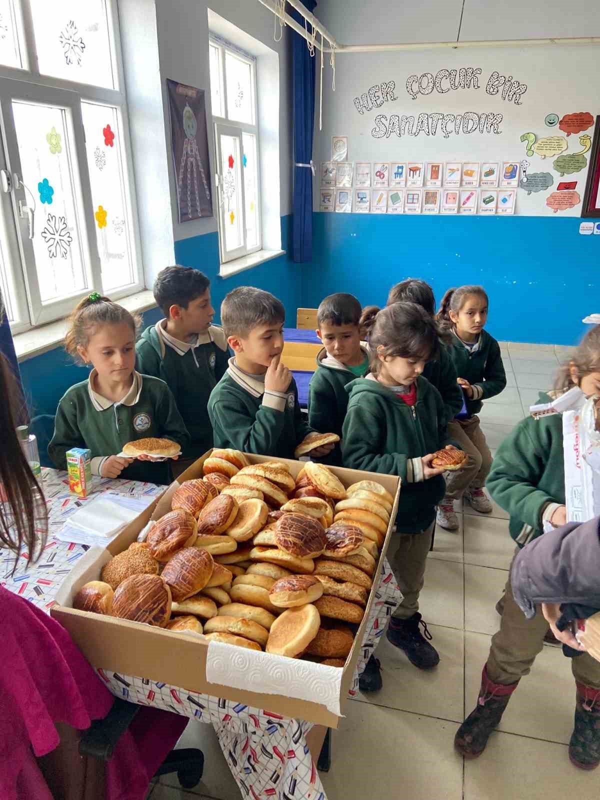 Güroymak’ta öğrencilere simit ve poğaça dağıtıldı
