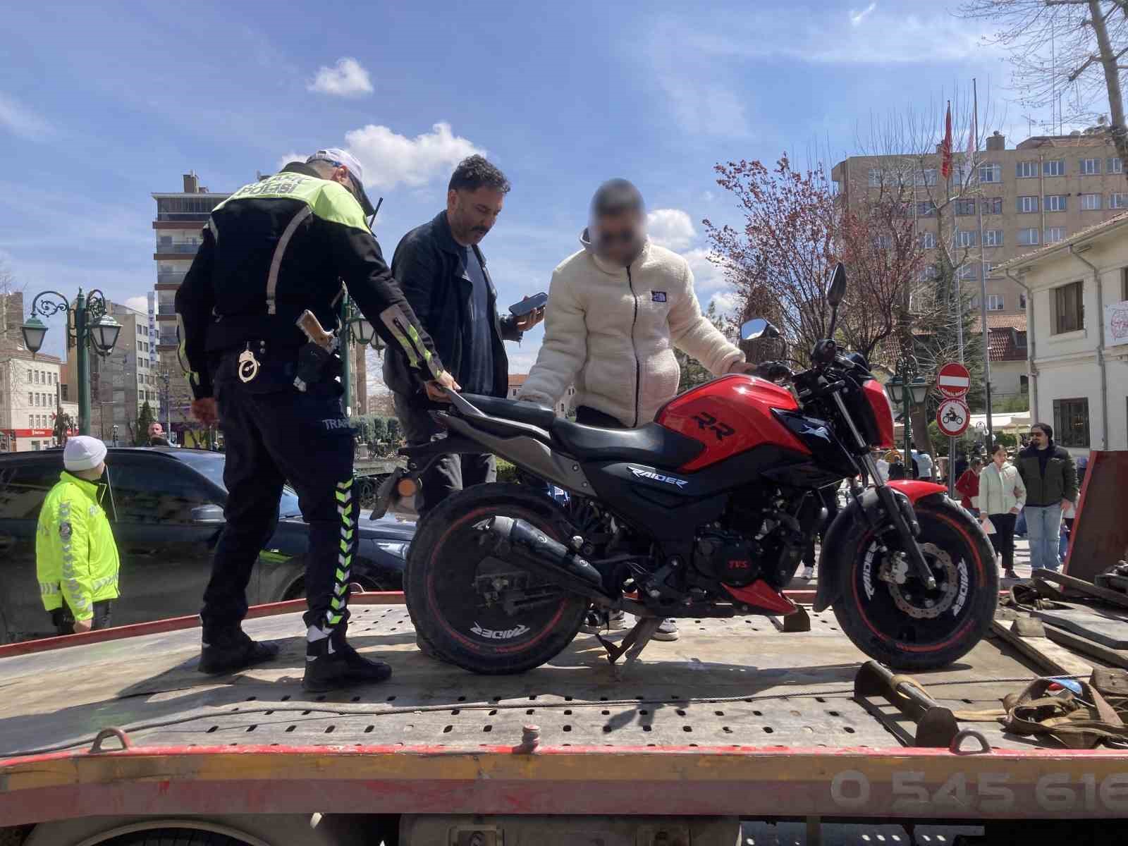 Gürültülü egzoz kullanan motosikletliye 16 bin 329 TL ceza
