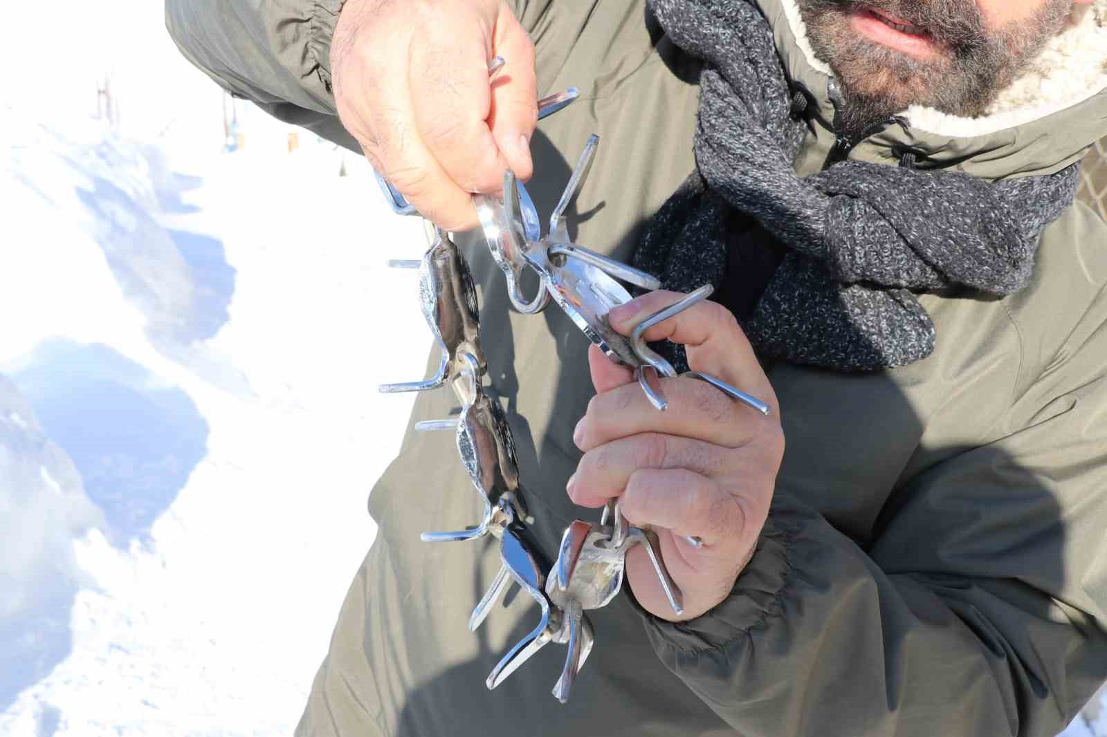 Gürün çengeli Kangal köpeklerine can simidi oluyor
