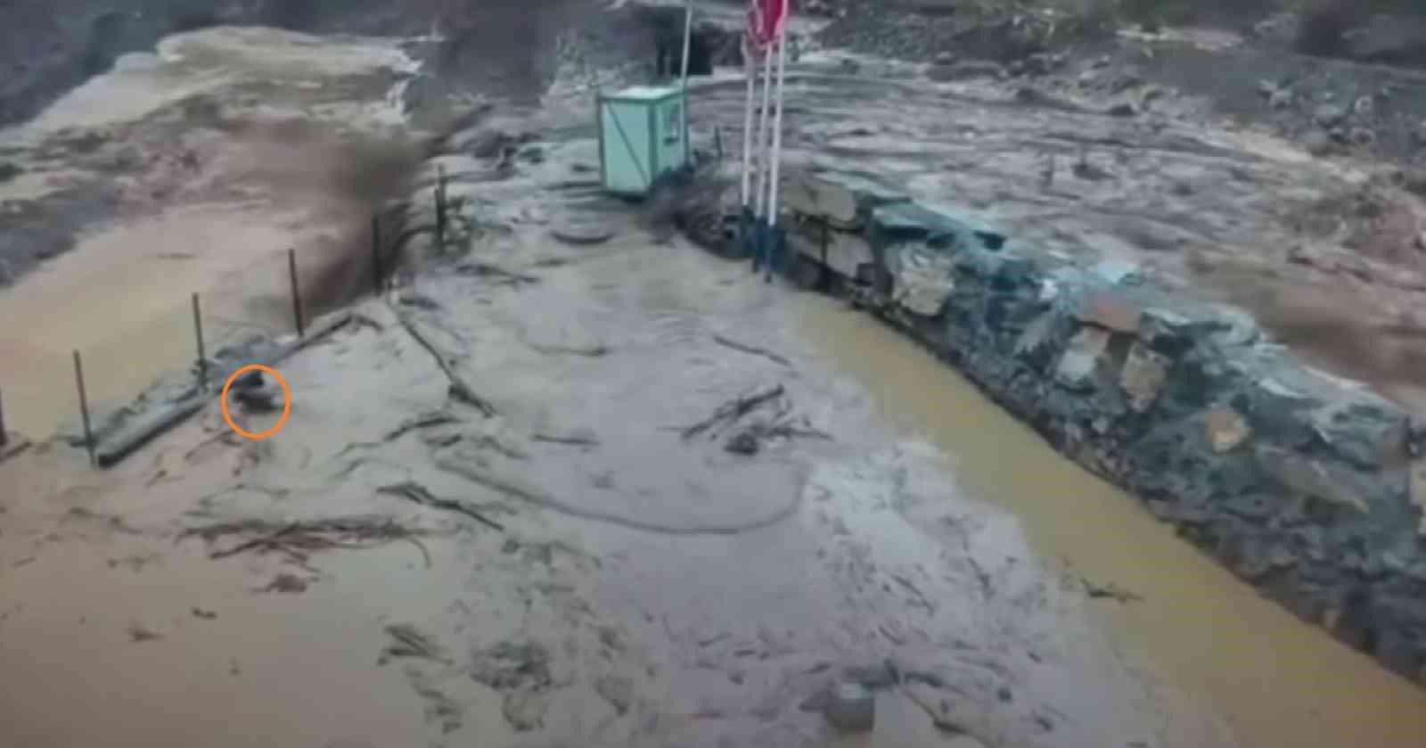 Güvenlik görevlisi son anda kaçtı, köpek sel sularıyla mücadele etti
