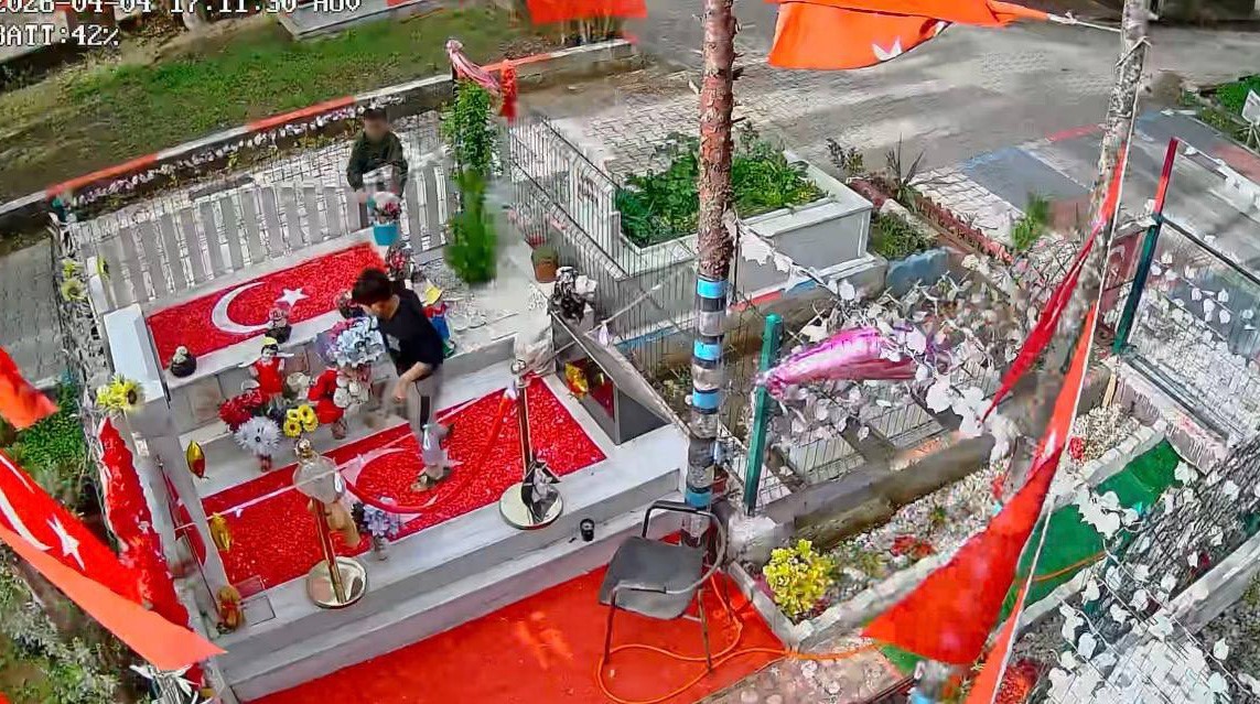 Güvenlik kameralı polis mezarından hırsızlık, anneyi gözyaşlarına boğdu
