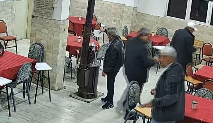 Güzel kokması için sobaya dökülen kolonya ortalığı savaş alanına çevirdi
Güzel kokması için sobaya dökülen kolonya ortalığı savaş alanına çevirdi