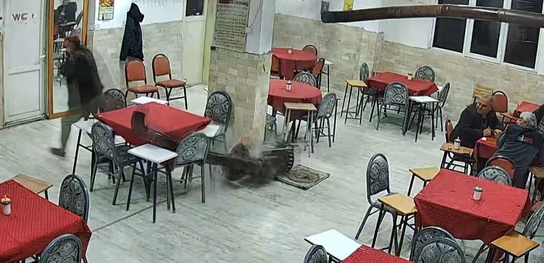 Güzel kokması için sobaya dökülen kolonya ortalığı savaş alanına çevirdi
Güzel kokması için sobaya dökülen kolonya ortalığı savaş alanına çevirdi