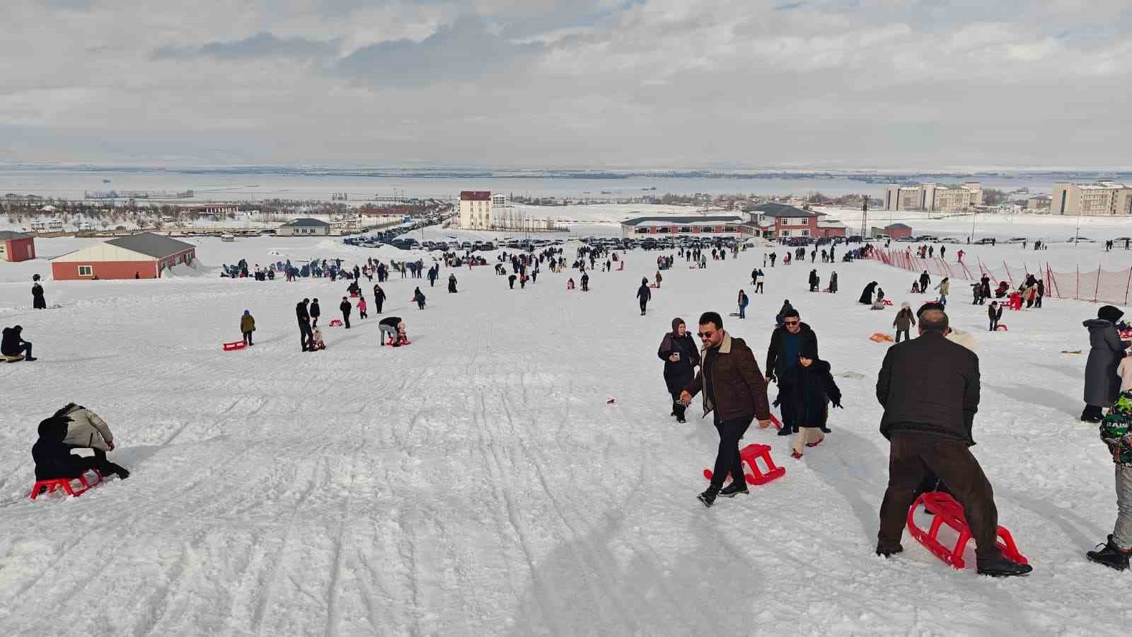 Güzeldağ Kayak Merkezi yarıyıl tatilinin son gününde doldu taştı
