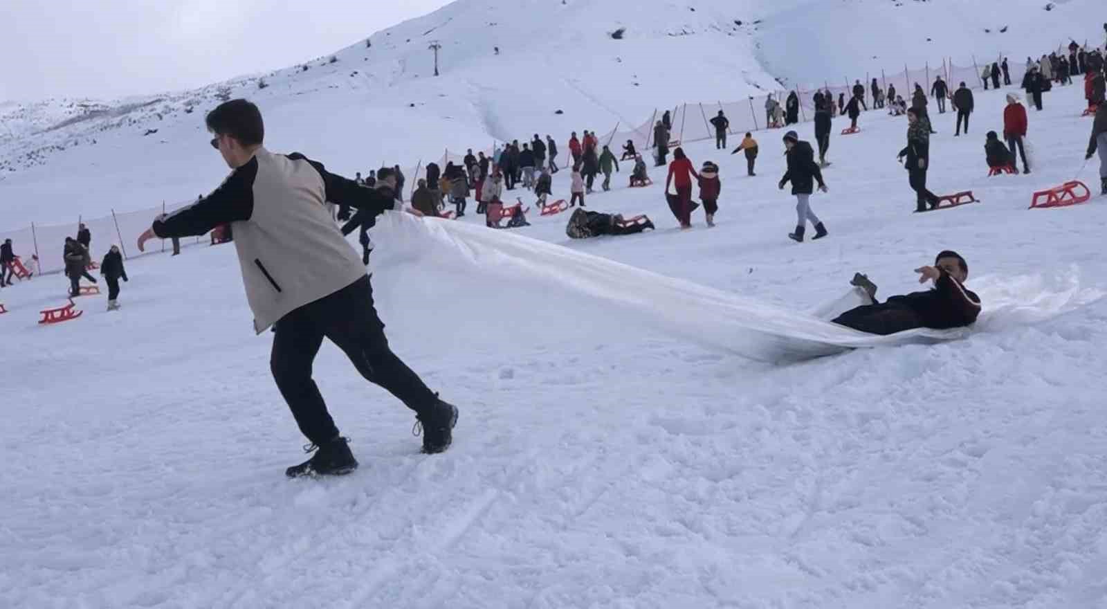 Güzeldağ Kayak Merkezi yarıyıl tatilinin son gününde doldu taştı
