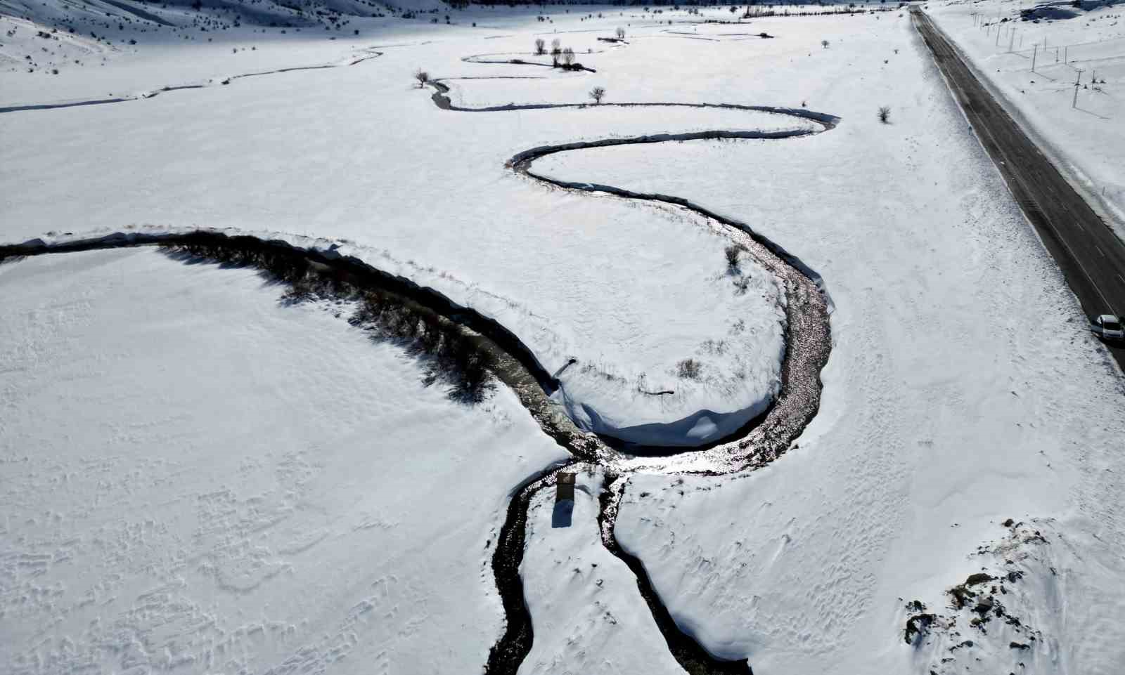 Güzeldere mendereslerinin kar manzarası hayran bıraktı
