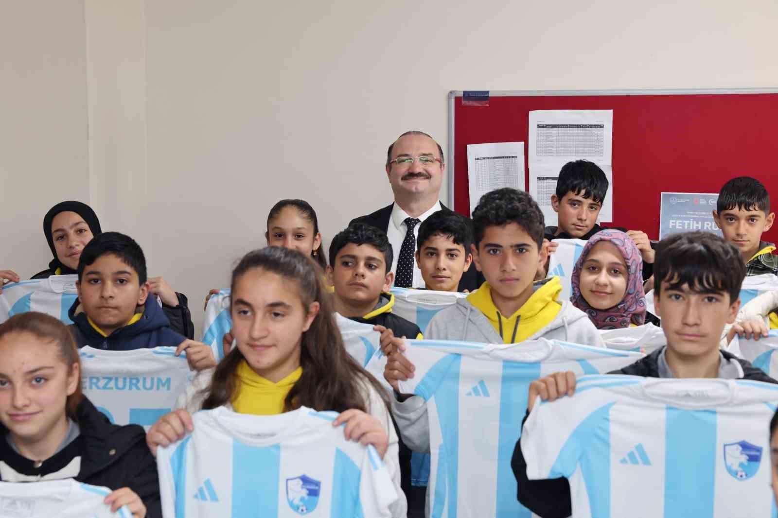 Güzelova’da 23 Nisan coşkusu: Rektör Hacımüftüoğlu, Minik yüreklerle bayram sevincini paylaştı
