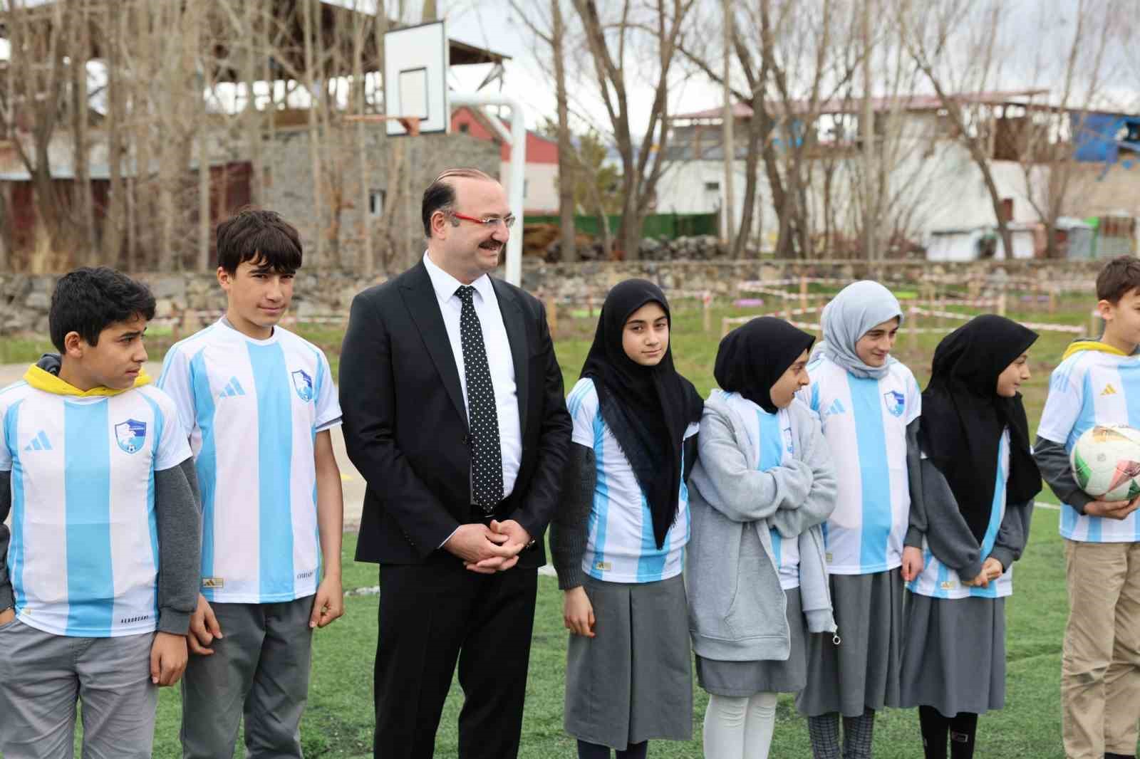 Güzelova’da 23 Nisan coşkusu: Rektör Hacımüftüoğlu, Minik yüreklerle bayram sevincini paylaştı
