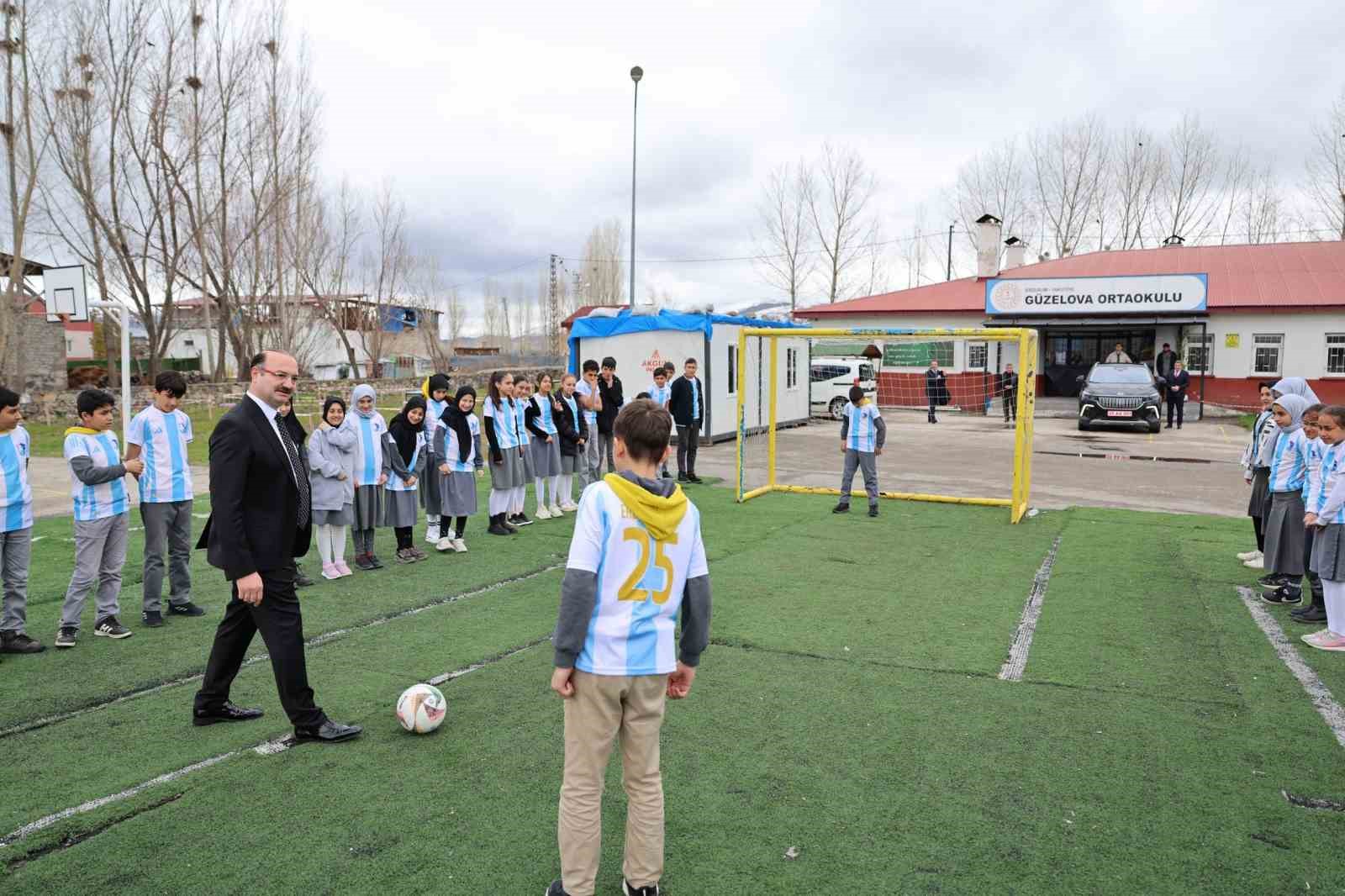 Güzelova’da 23 Nisan coşkusu: Rektör Hacımüftüoğlu, Minik yüreklerle bayram sevincini paylaştı
