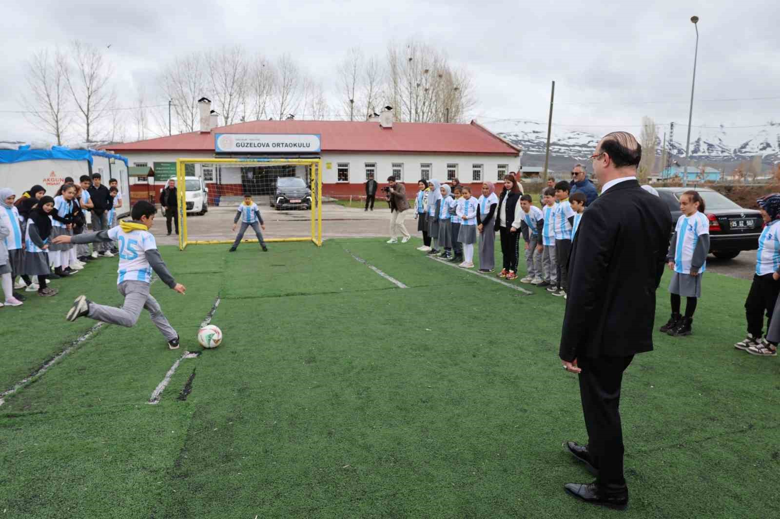 Güzelova’da 23 Nisan coşkusu: Rektör Hacımüftüoğlu, Minik yüreklerle bayram sevincini paylaştı
