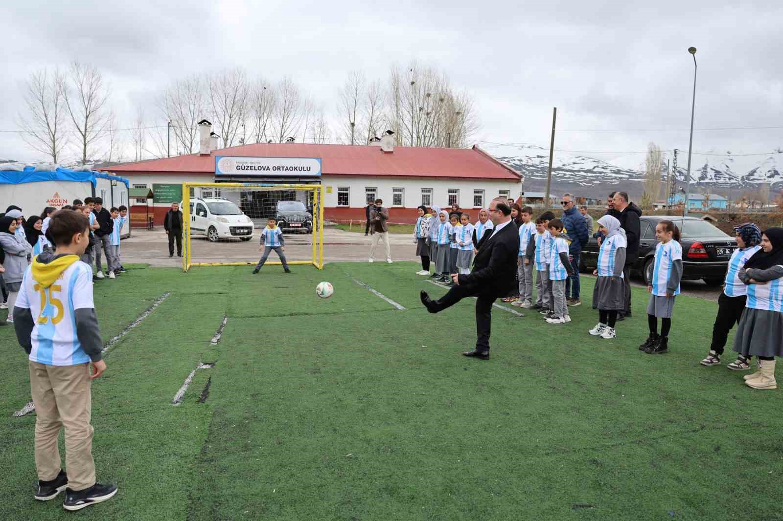 Güzelova’da 23 Nisan coşkusu: Rektör Hacımüftüoğlu, Minik yüreklerle bayram sevincini paylaştı
