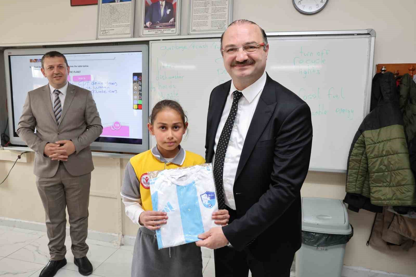 Güzelova’da 23 Nisan coşkusu: Rektör Hacımüftüoğlu, Minik yüreklerle bayram sevincini paylaştı
