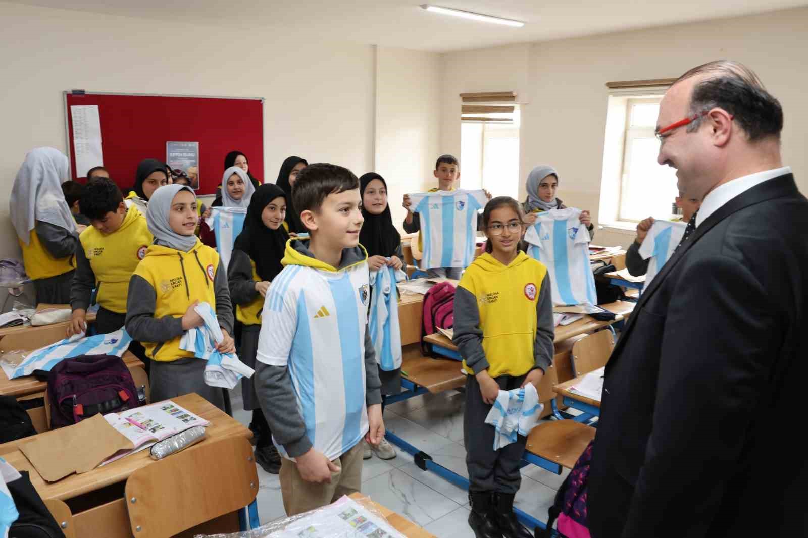 Güzelova’da 23 Nisan coşkusu: Rektör Hacımüftüoğlu, Minik yüreklerle bayram sevincini paylaştı
