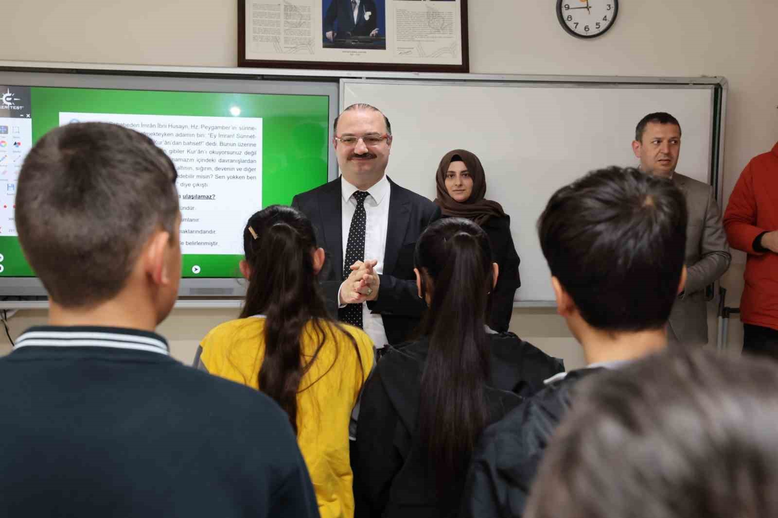 Güzelova’da 23 Nisan coşkusu: Rektör Hacımüftüoğlu, Minik yüreklerle bayram sevincini paylaştı
