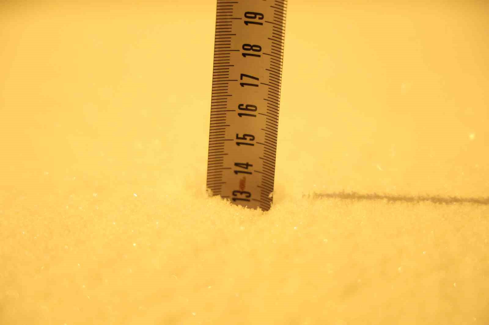 Güzelyurt beyaza bürüdü: Kar kalınlığı 14 santimetreye ulaştı
