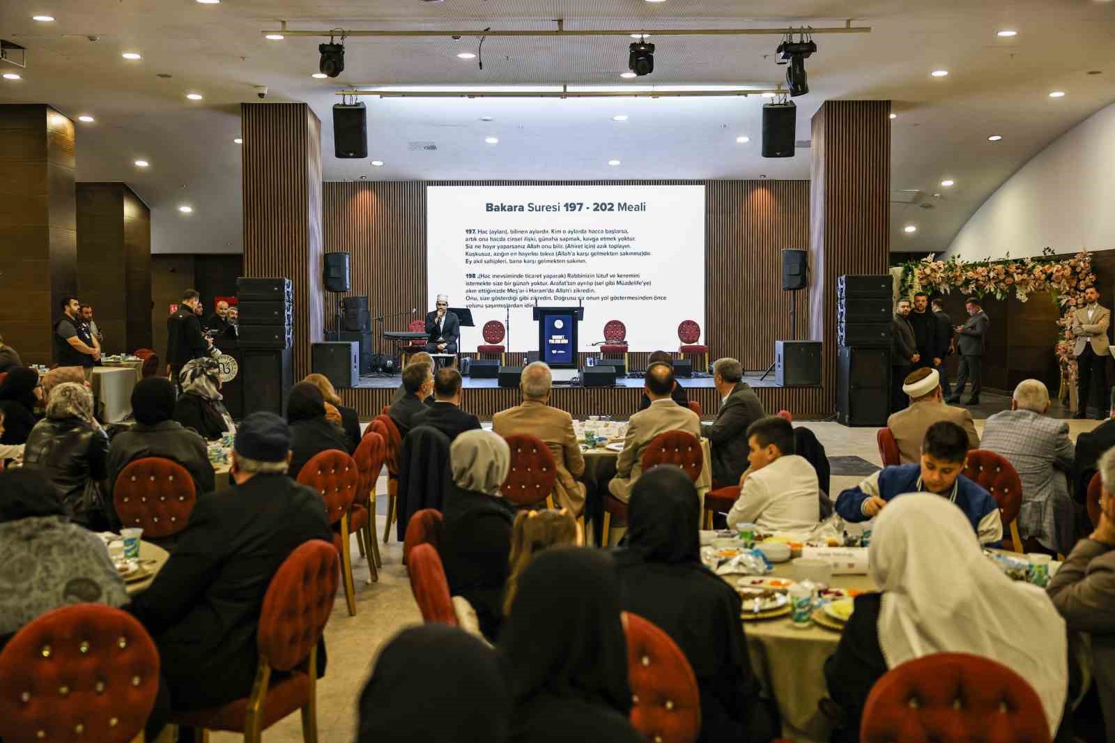 Hacı adayları, Arnavutköy’den dualarla uğurlandı
