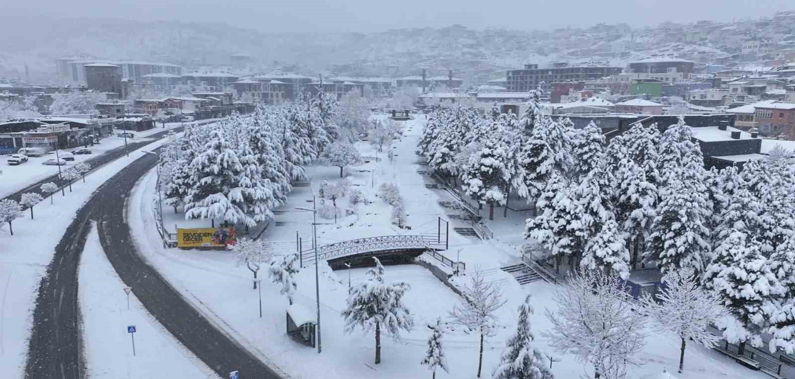 Hacılar Belediyesi ekipleri karla mücadele için sahada
Hacılar Belediyesi ekipleri karla mücadele için sahada