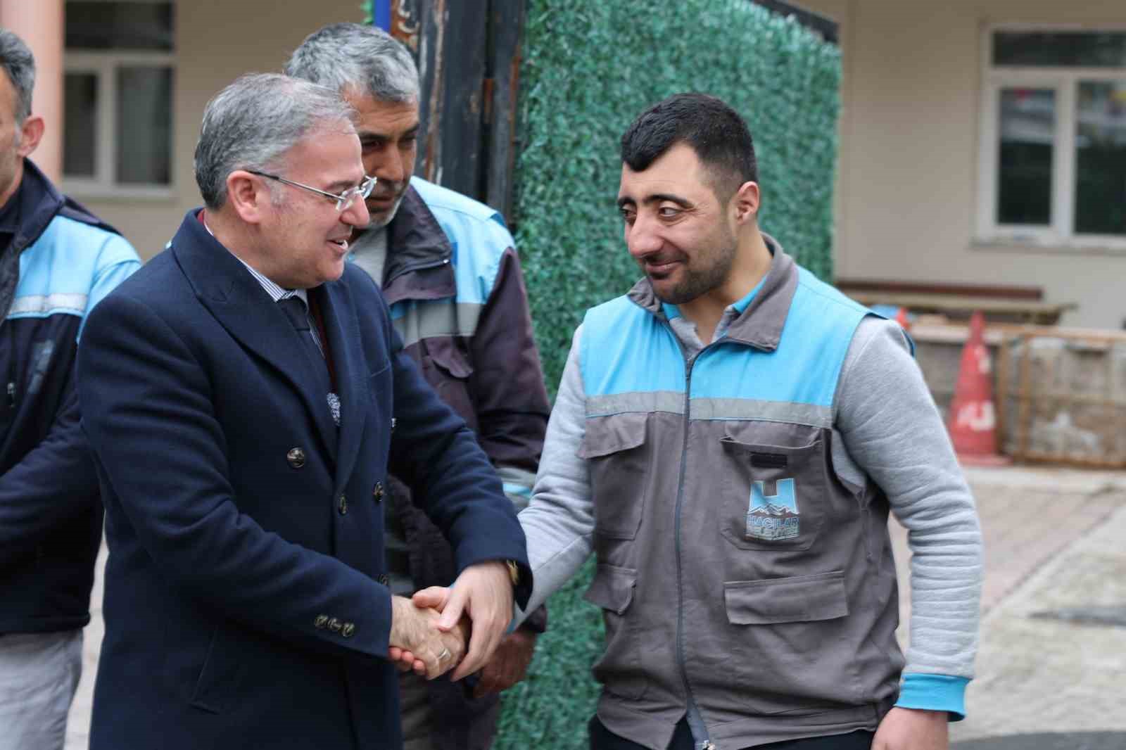 Hacılar Belediyesi personeli mesai başlangıcında bayramlaştı
