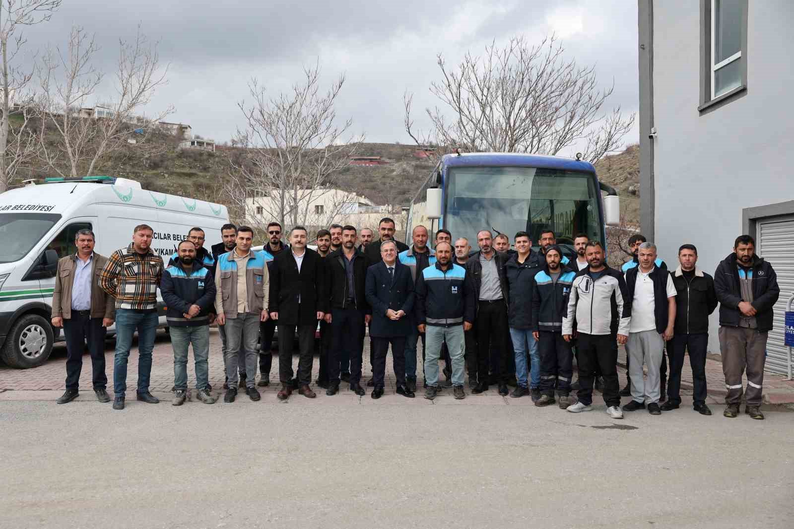 Hacılar Belediyesi personeli mesai başlangıcında bayramlaştı
