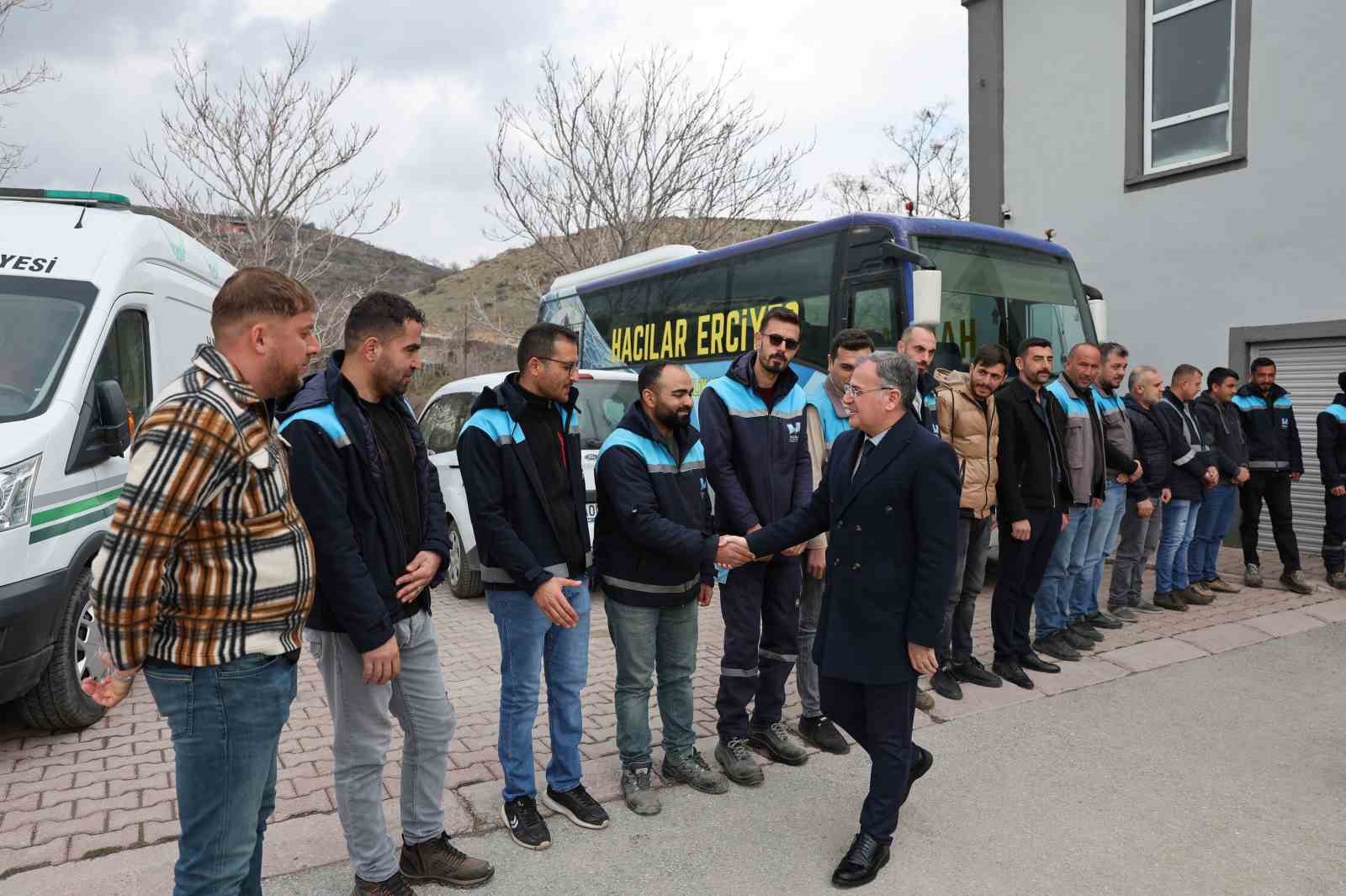 Hacılar Belediyesi personeli mesai başlangıcında bayramlaştı
