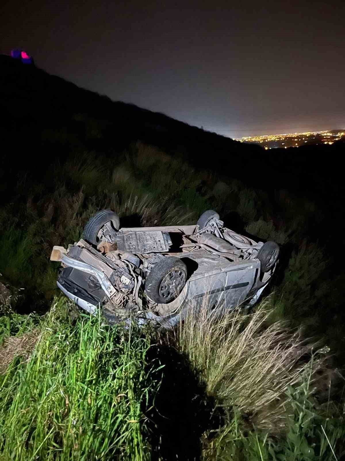 Hafif ticari araç, antik kent girişinde şarampole yuvarlandı: 2 yaralı
