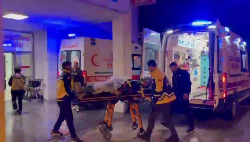 Hafif ticari araç bariyerlere çarptı: 2 yaralı
