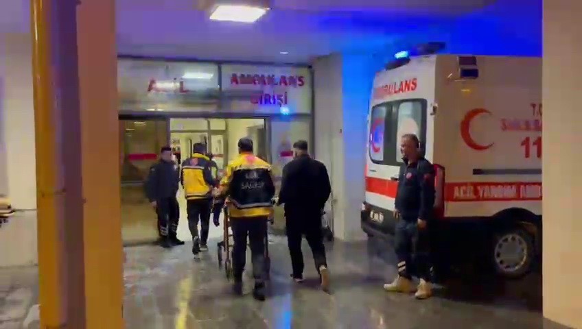 Hafif ticari araç bariyerlere çarptı: 2 yaralı
