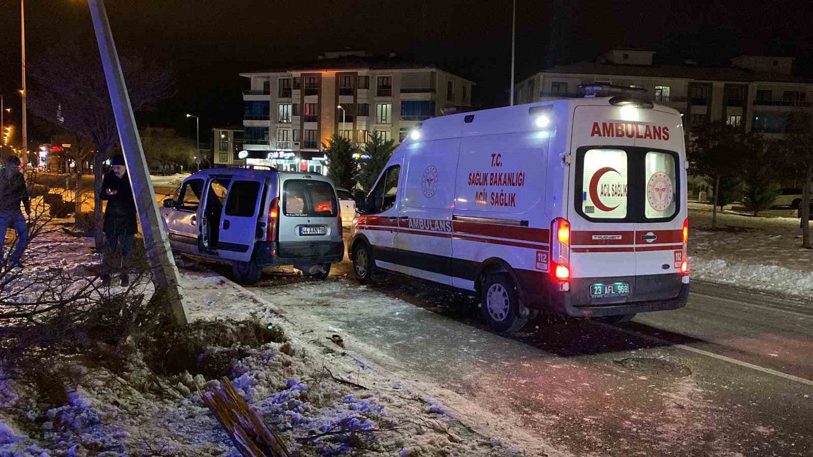 Hafif ticari araç direğe çarptı: 1’i ağır 4 yaralı
