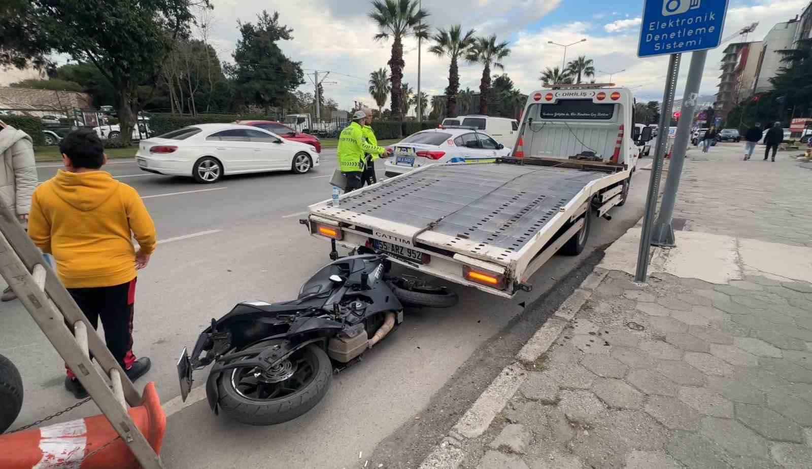 Hafif ticari araç ile çarpışan motosikletin sürücüsü yaralandı
