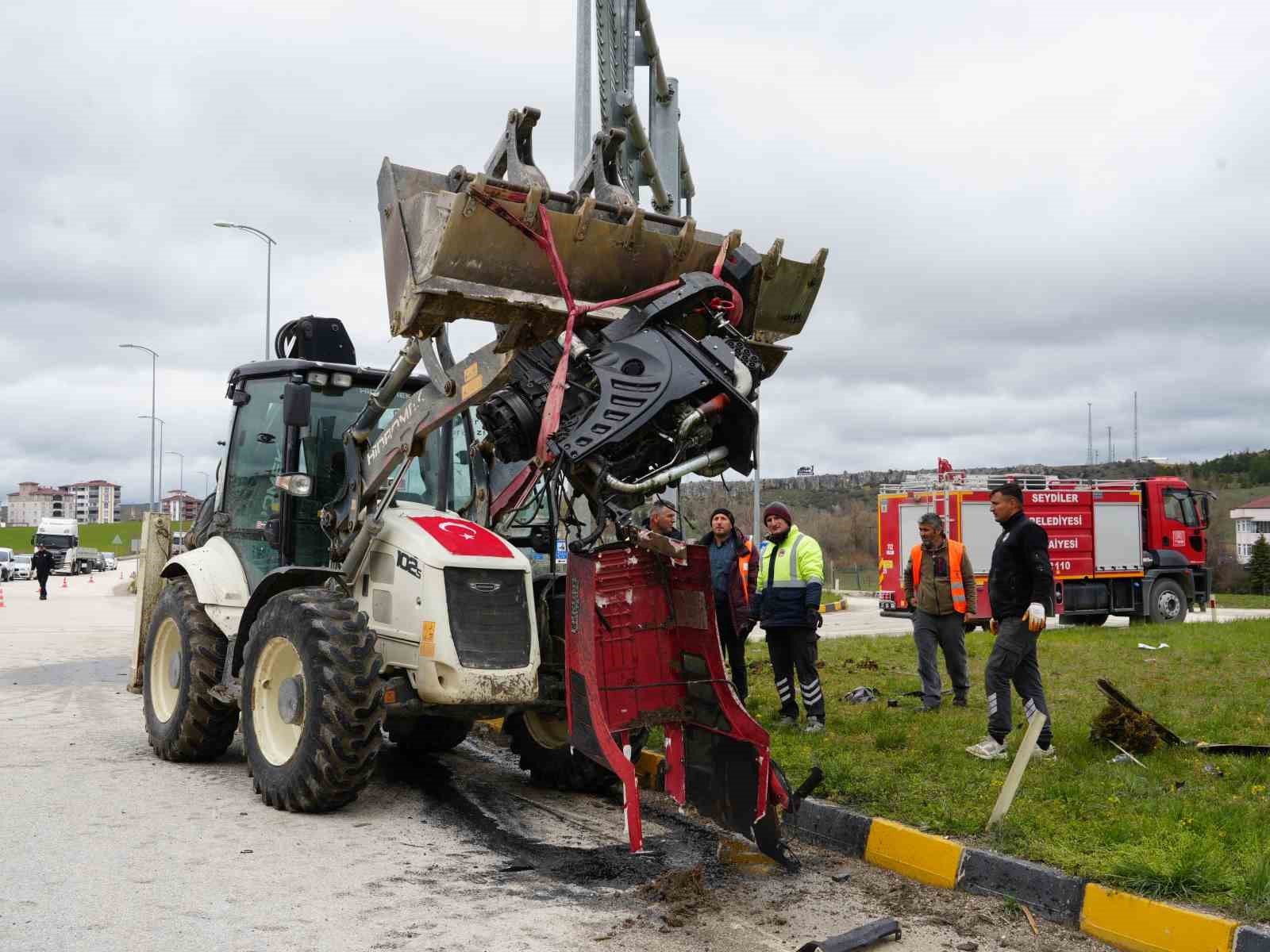 Hafif ticari araç ile çarpışan traktör ikiye bölündü: 5 yaralı
