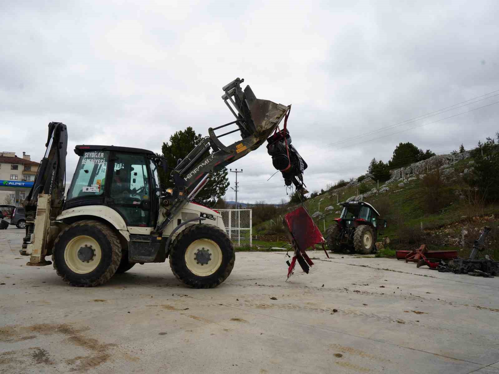 Hafif ticari araç ile çarpışan traktör ikiye bölündü: 5 yaralı
