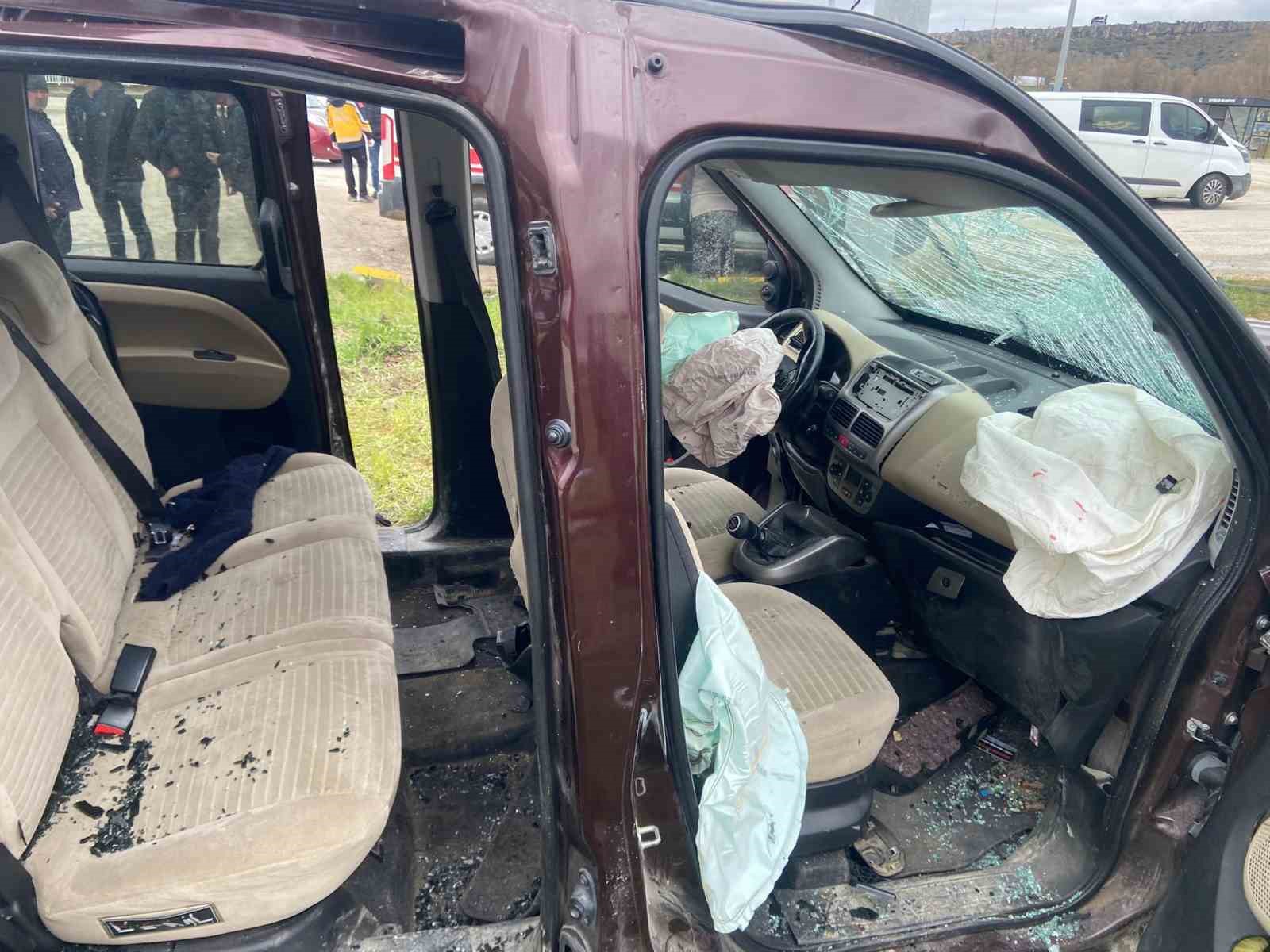 Hafif ticari araç ile çarpışan traktör ikiye bölündü: 5 yaralı
