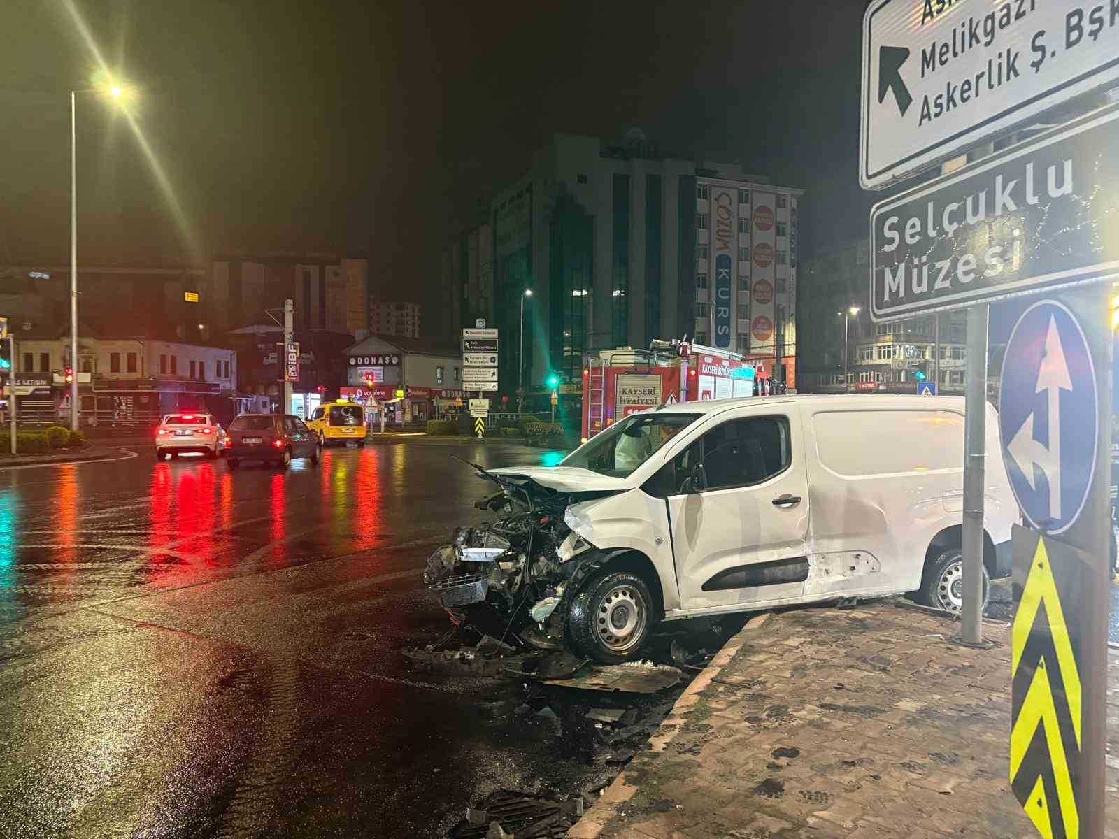 Hafif ticari araç ile otomobil çarpıştı: 2 yaralı
