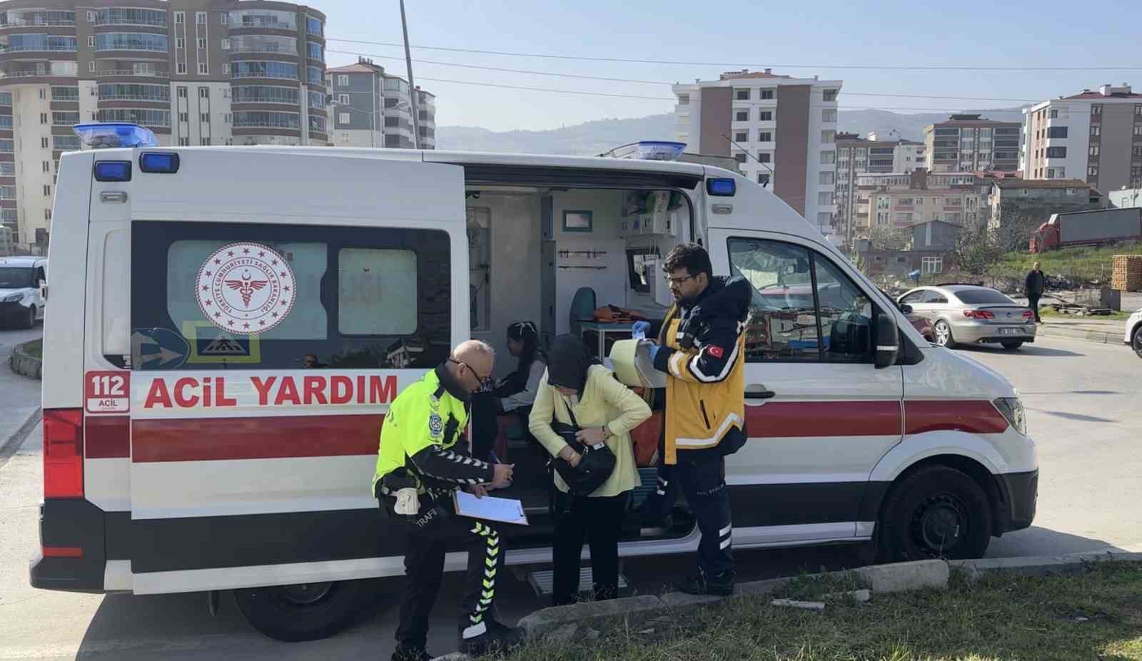 Hafif ticari araç ile otomobil çarpıştı: 3 çocuk yaralı
