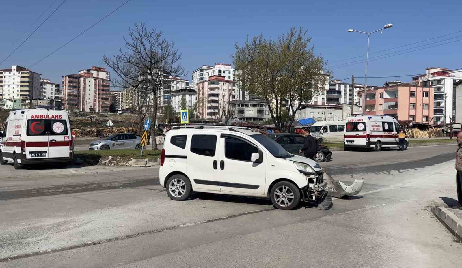 Hafif ticari araç ile otomobil çarpıştı: 3 çocuk yaralı
