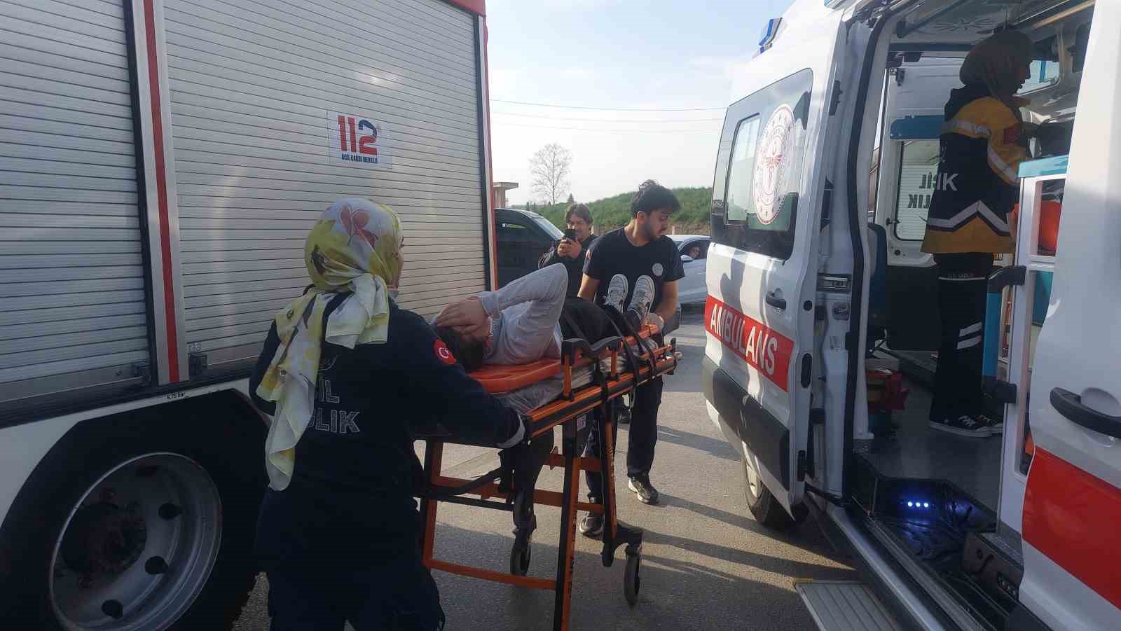 Hafif ticari araç ile otomobil çarpıştı: 4 yaralı
