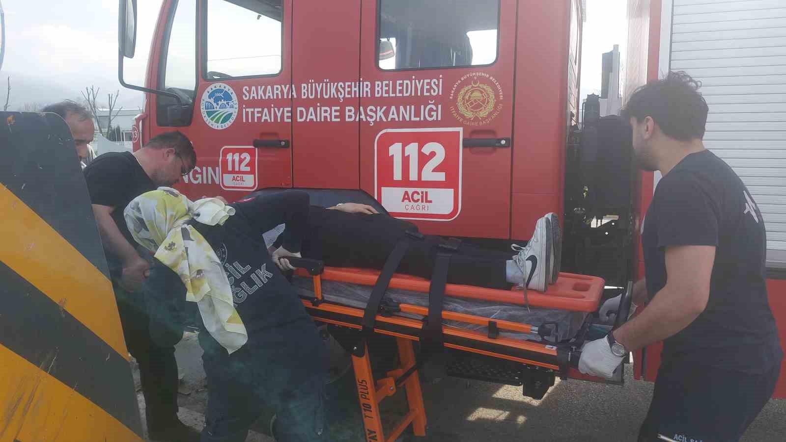 Hafif ticari araç ile otomobil çarpıştı: 4 yaralı
