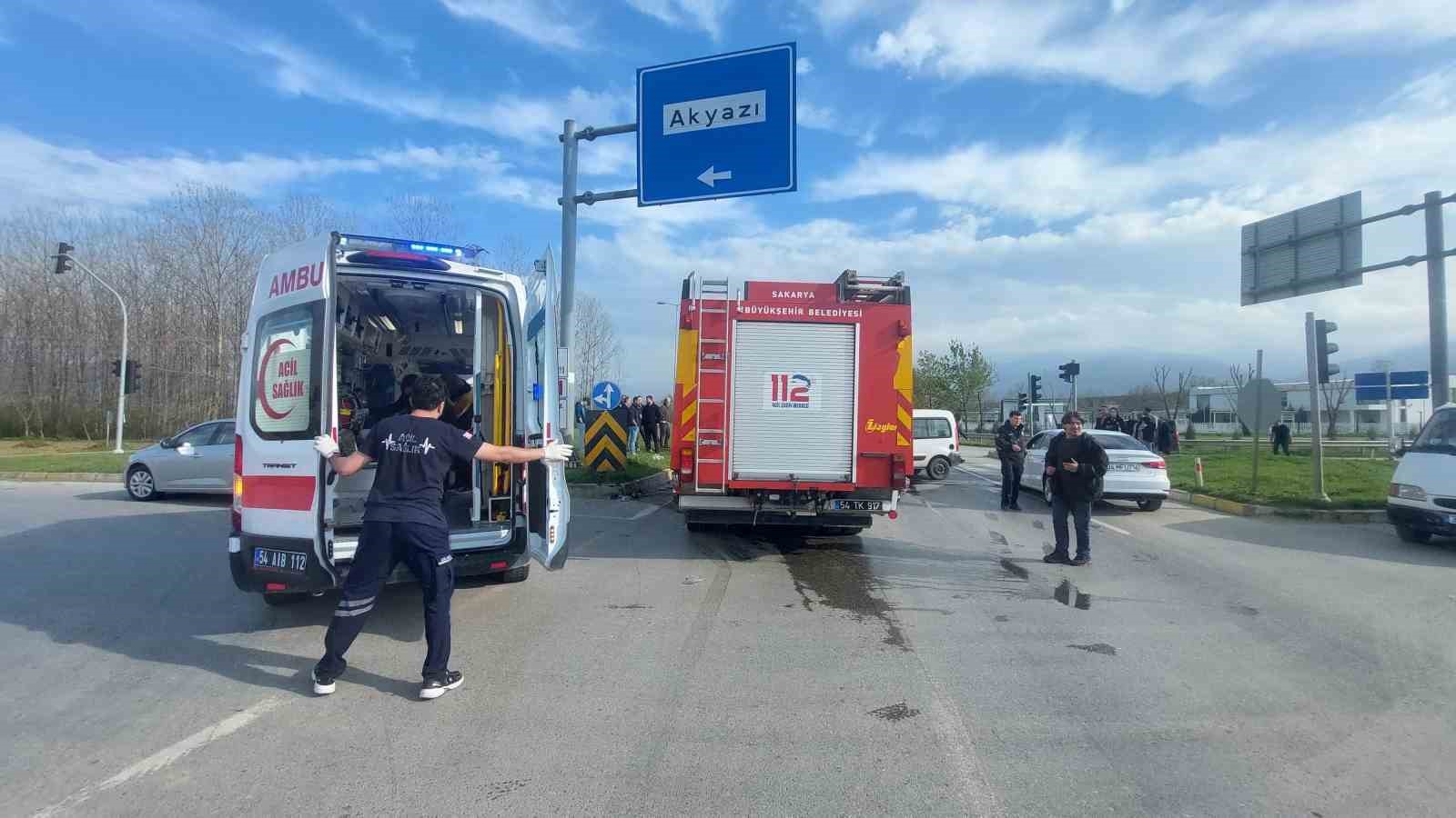 Hafif ticari araç ile otomobil çarpıştı: 4 yaralı
