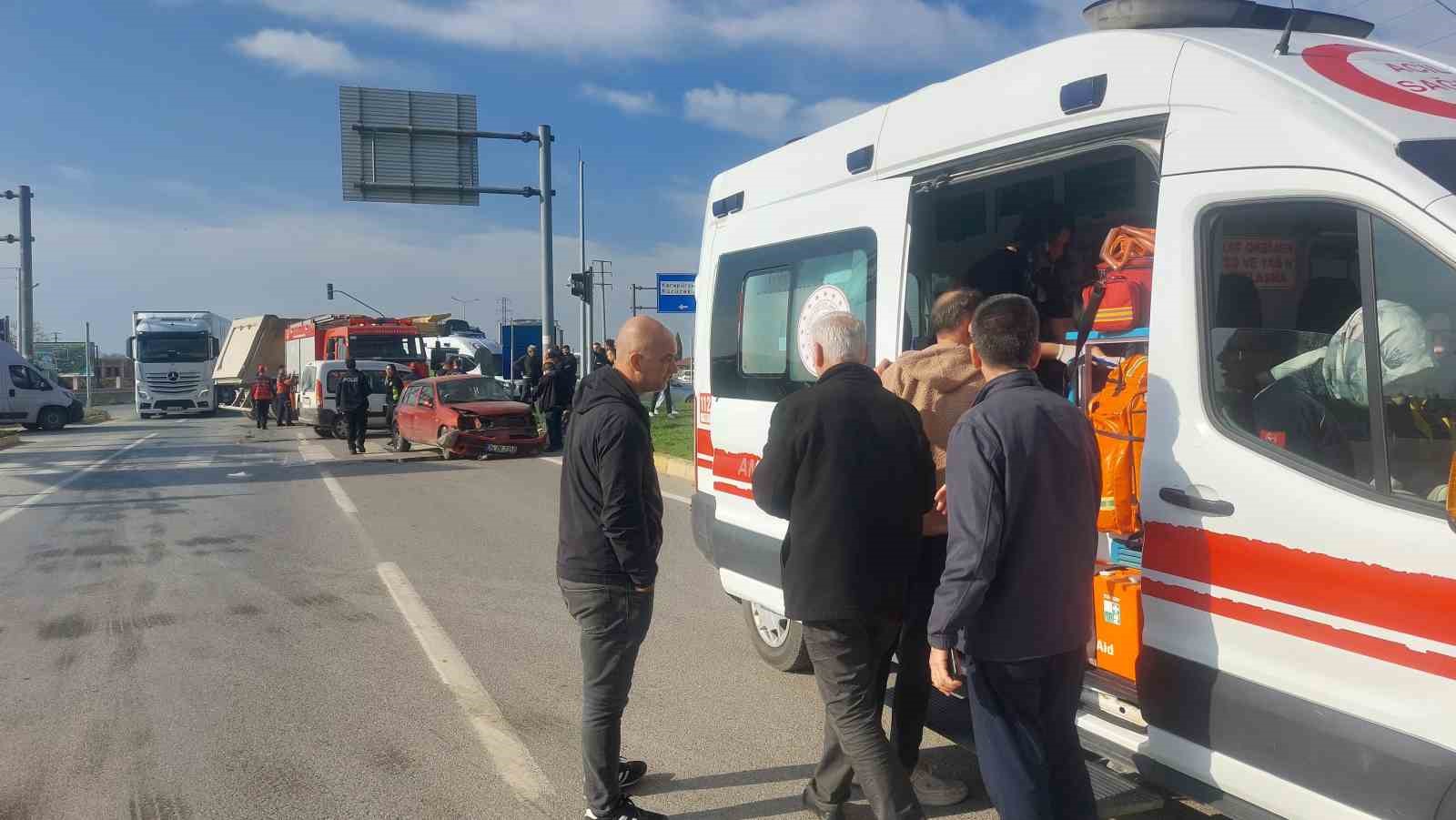 Hafif ticari araç ile otomobil çarpıştı: 4 yaralı
